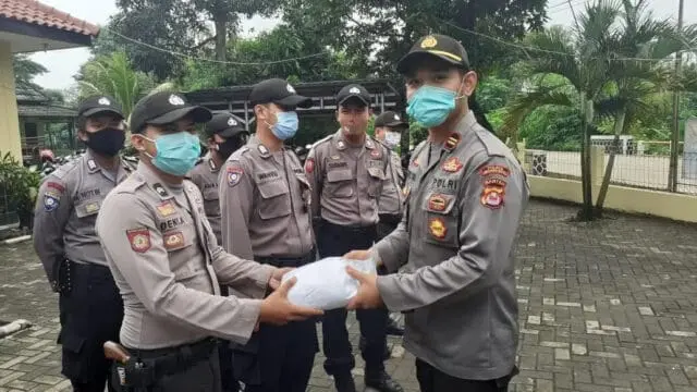 Kapolsek Curug Bagikan APD Kepada Bhabinkamtibmas Kapolsek Curug Bagikan APD Kepada Bhabinkamtibmas