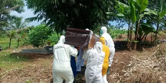 Pasien Status PDP Covid-19 Meninggal, Polisi Bantu Pengamanan dan Pemakaman Pasien Status PDP Covid-19 Meninggal, Polisi Bantu Pengamanan dan Pemakaman