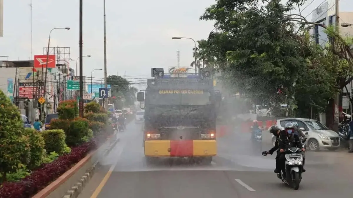 Polres Cilegon kembali lakukan Penyemprotan Disinfektan di Sepanjang Jalan Protokol