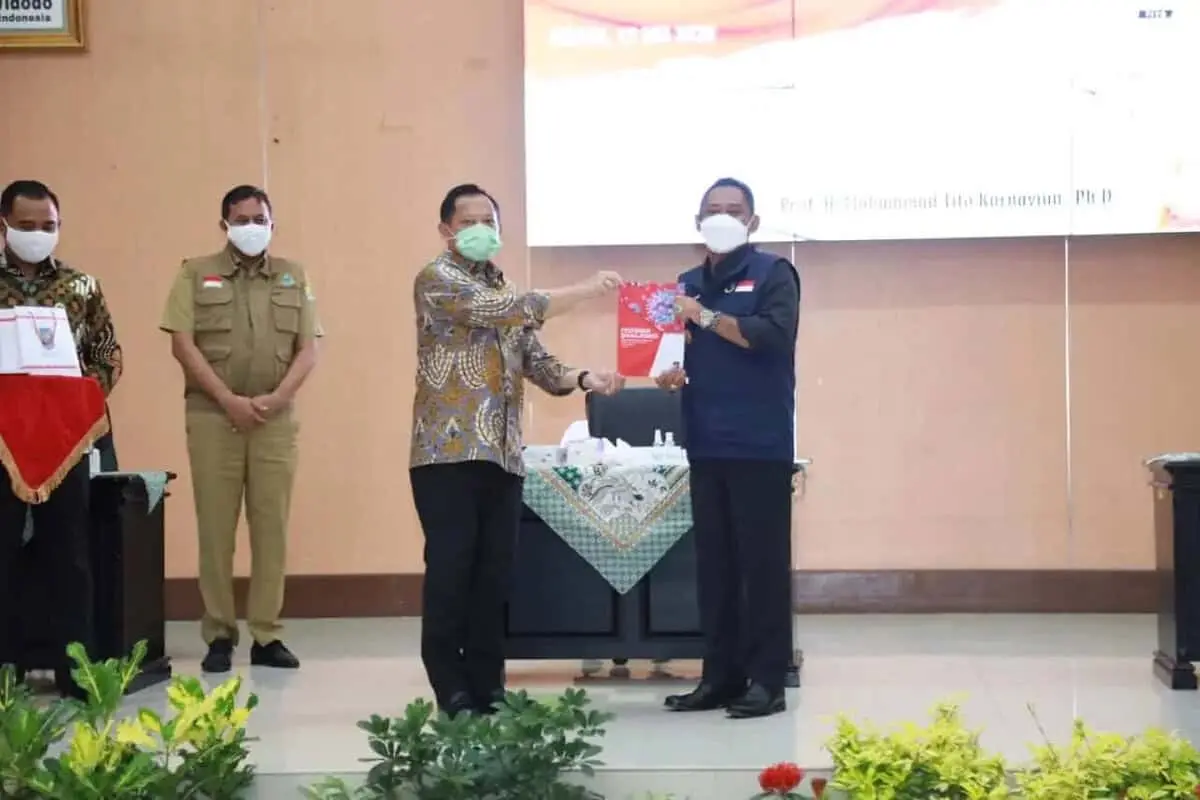 Mendagri Salurkan Bantuan dari Yayasan Temasek Singapura kepada Pemda Bekasi dan Karawang
