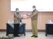 Mendagri Salurkan Bantuan dari Yayasan Temasek Singapura kepada Pemda Bekasi dan Karawang Mendagri Salurkan Bantuan dari Yayasan Temasek Singapura kepada Pemda Bekasi dan Karawang