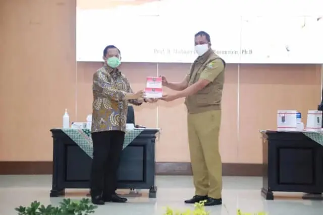 Mendagri Salurkan Bantuan dari Yayasan Temasek Singapura kepada Pemda Bekasi dan Karawang Mendagri Salurkan Bantuan dari Yayasan Temasek Singapura kepada Pemda Bekasi dan Karawang
