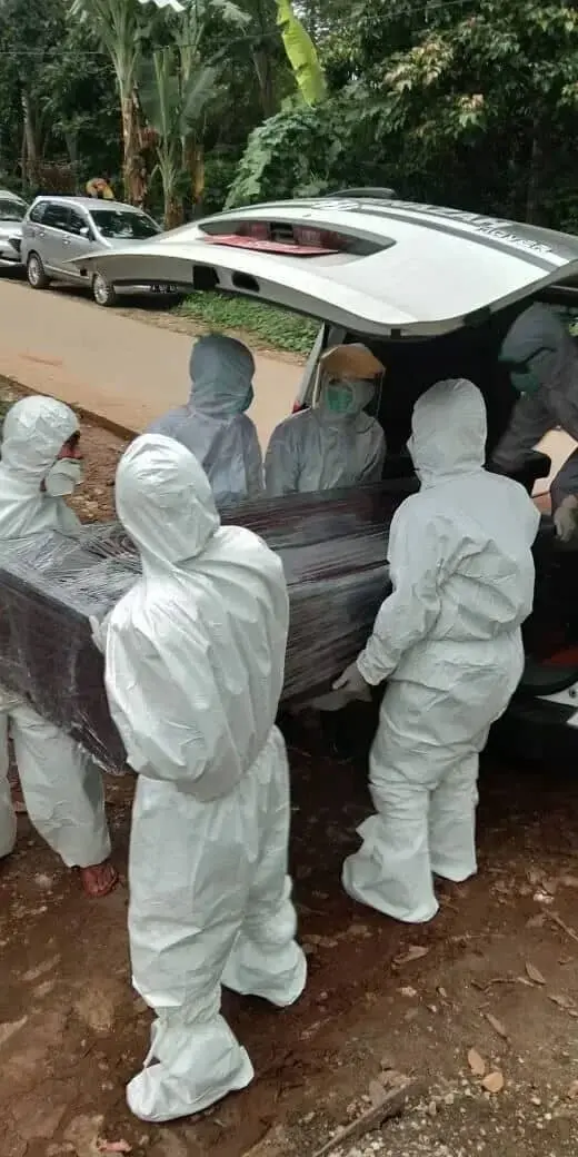 Lagi, Polisi Kembali Lakukan Pengamanan Pemakaman Jenazah Diduga Terpapar Covid-19 di Cinangka