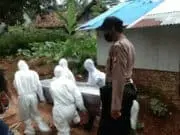 Lagi, Polisi Kembali Lakukan Pengamanan Pemakaman Jenazah Diduga Terpapar Covid-19 di Cinangka Lagi, Polisi Kembali Lakukan Pengamanan Pemakaman Jenazah Diduga Terpapar Covid-19 di Cinangka