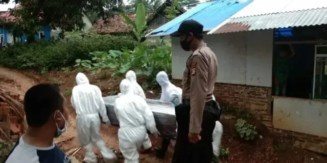 Lagi, Polisi Kembali Lakukan Pengamanan Pemakaman Jenazah Diduga Terpapar Covid-19 di Cinangka Lagi, Polisi Kembali Lakukan Pengamanan Pemakaman Jenazah Diduga Terpapar Covid-19 di Cinangka