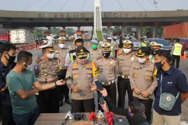 Kakorlantas Cek Pos Penyekatan Larangan Mudik di Gerbang Tol Cikupa Kakorlantas Cek Pos Penyekatan Larangan Mudik di Gerbang Tol Cikupa