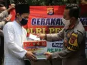 Gelar Baksos, Polresta Tangerang Bagikan Ratusan Paket Sembako Gelar Baksos, Polresta Tangerang Bagikan Ratusan Paket Sembako