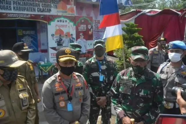 Pangdam IV/Diponegoro dan Kapolda Jateng Tinjau Dapur Lapangan di Cilacap Pangdam IV/Diponegoro dan Kapolda Jateng Tinjau Dapur Lapangan di Cilacap