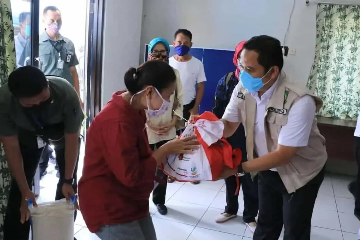 Dampingi Mensos, Wali Kota Salurkan Bantuan Sosial Presiden Tahap III Dampingi Mensos, Wali Kota Salurkan Bantuan Sosial Presiden Tahap III