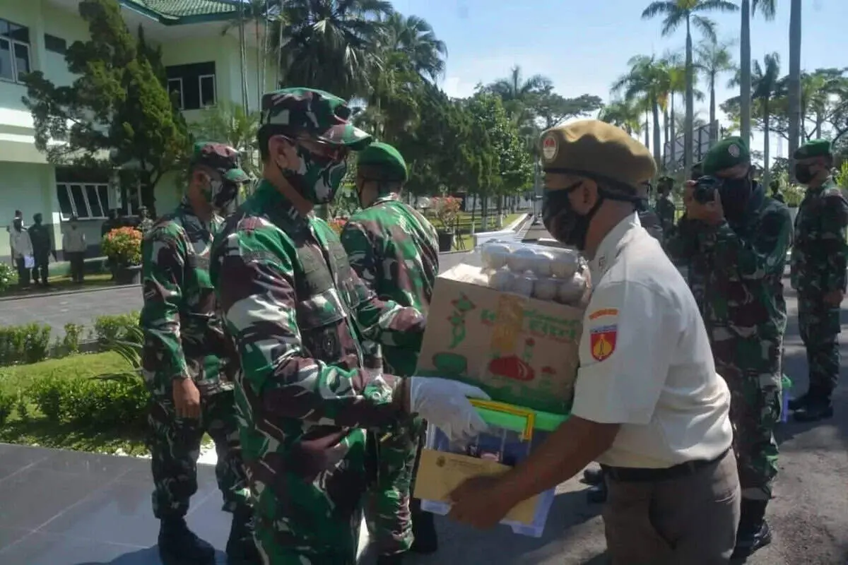 Prajurit dan PNS Korem 071/Wk Terima Bingkisan Lebaran Prajurit dan PNS Korem 071/Wk Terima Bingkisan Lebaran