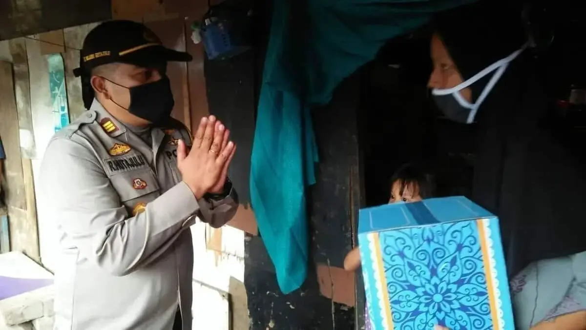 Polri Peduli Covid-19 , Salurkan Bantuan Baksos di Kp Cipeucang Polri Peduli Covid-19 , Salurkan Bantuan Baksos di Kp Cipeucang