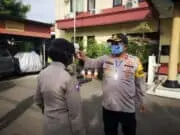 Pastikan Sehat, Personil Polsek Neglasari di Cek Suhu Badan