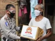 Dorong Masyarakat Selalu Gunakan Masker, Satlantas Polresta Tangerang Bagikan Bantuan Sembako