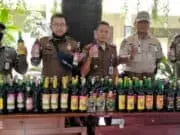 Gelar Razia, Satpol PP Sita Ratusan Botol Miras