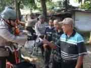 Naik Sepeda, Kapolresta Tangerang Bagikan Masker ke Warga