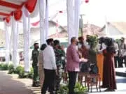Kapolri dan Panglima TNI Bagikan 2000 Paket Sembako Untuk Masyarakat Pesisir di Mauk