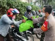 Sambil Edukasi, Kapolresta Tangerang Bagikan Paket Sembako untuk Opang