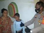 Kapolsek Kresek Antarkan Anak Hilang ke Rumah Orang Tuanya