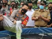 Kapolresta Tangerang Tebar 2000 Benih Ikan Lele di KTN Talagasari Cikupa