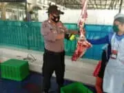 Kapolsek Batu Ceper Didampingi Kasi Humas dan Bhabinkamtibmas Pantau Pemotongan Hewan Kurban di Masjid Jami AL Muhajirin