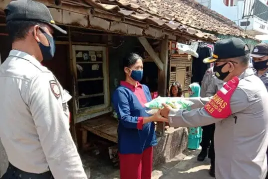 Polri Peduli, Polsek Curug Bagikan 50 Paket Sembako