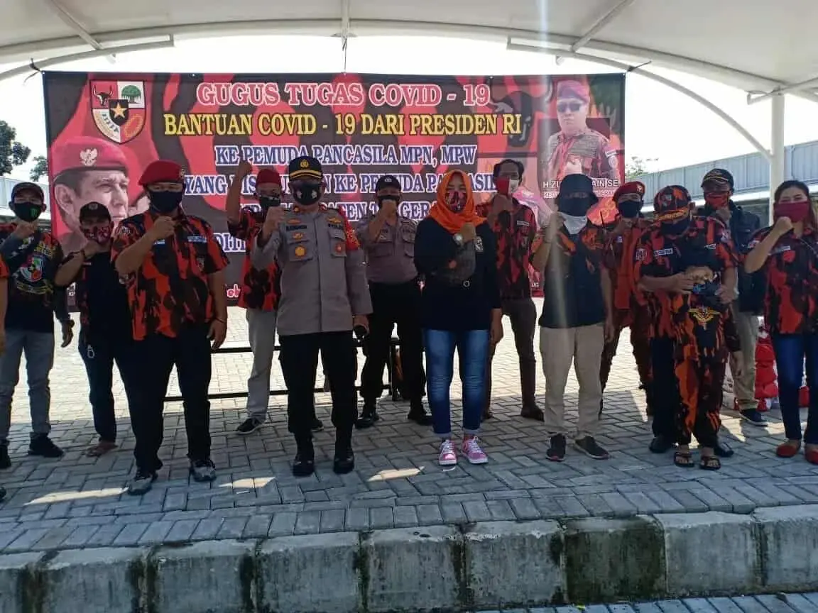 Kapolsek Curug Monitoring Kegiatan Pembagian Paket Sembako di Sukabakti