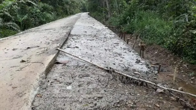 Diduga Pengerjaan Jalan Cor Beton Bukit Langkap, "Kurang Semen"