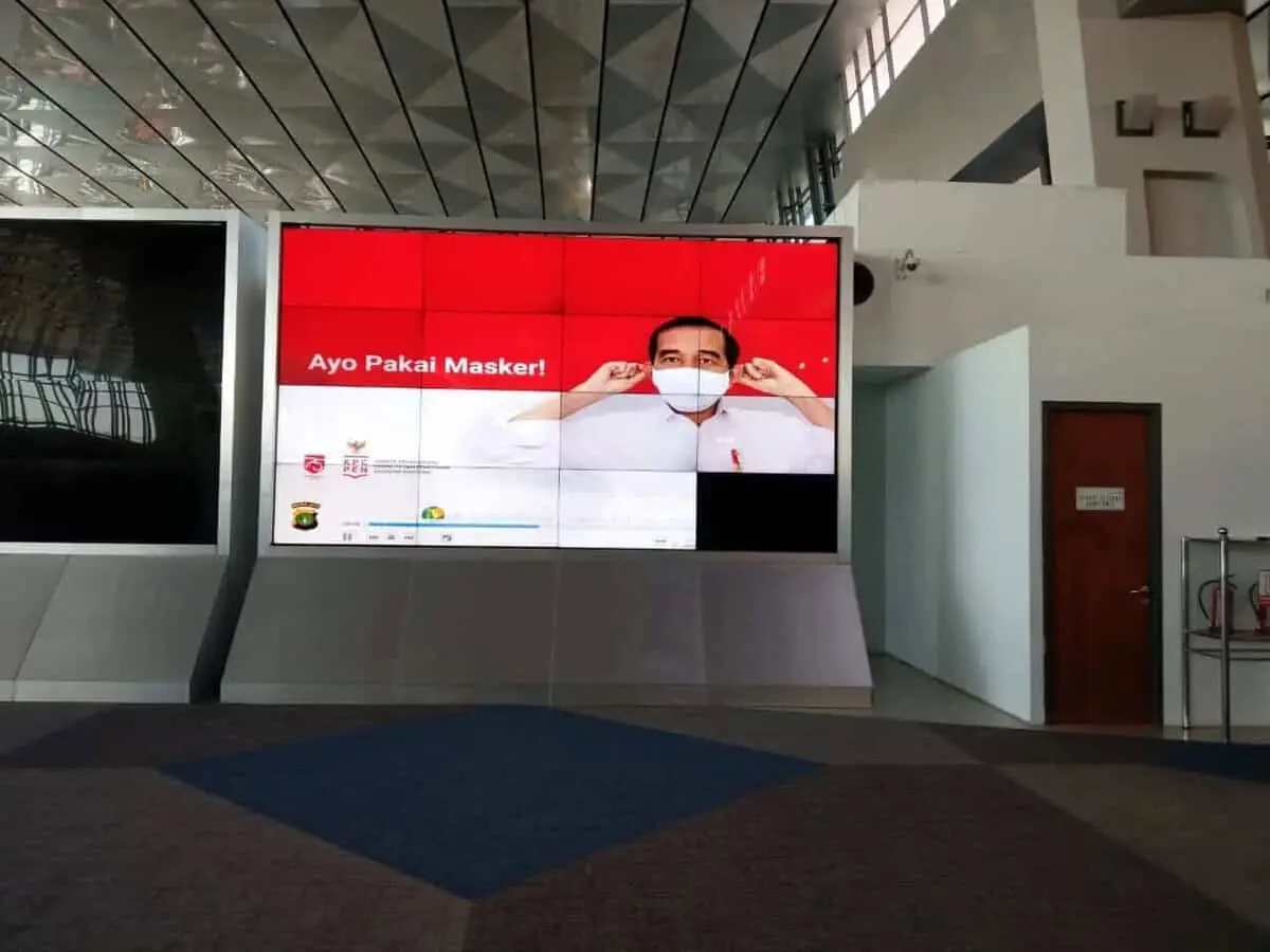 Spanduk dan Video Himbauan Pakai Masker dari Presiden Jokowi, Banjiri Bandara Soetta