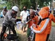 Sambil Bersepeda, Kapolresta Tangerang Bagikan Masker dan Himbau Terapkan Protokol Kesehatan