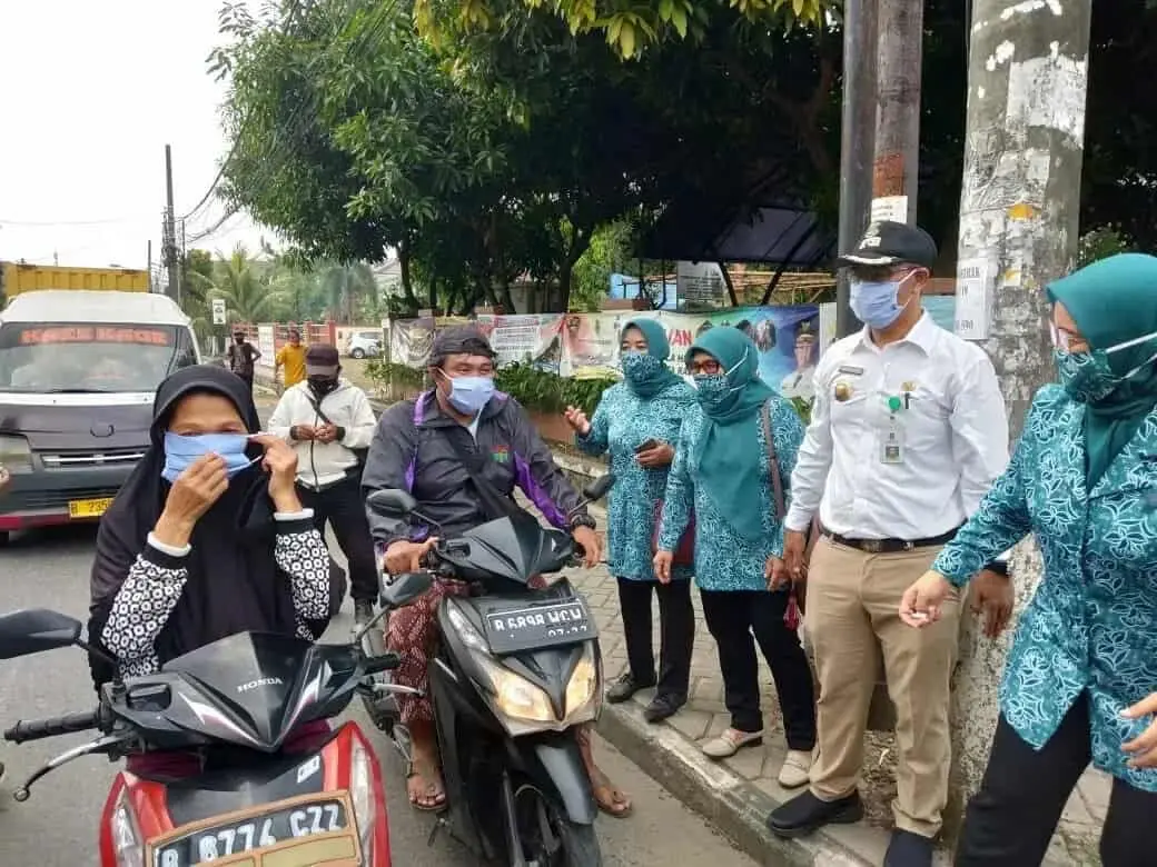 Antisipasi Penyebaran Covid-19, Tim PKK Bojong Nangka Bagi-Bagi Masker