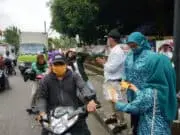 Antisipasi Penyebaran Covid-19, Tim PKK Bojong Nangka Bagi-Bagi Masker