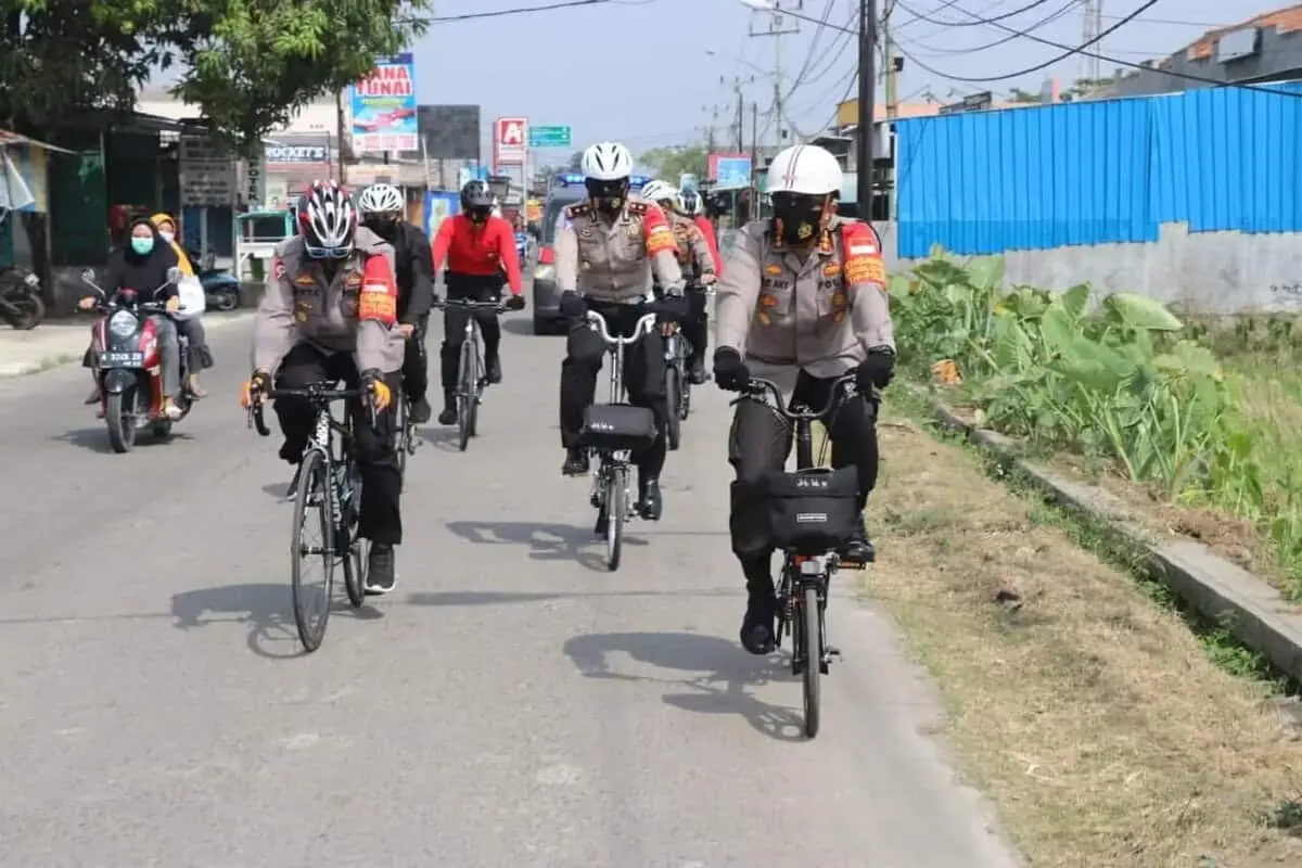 Gowes dan Berjemur Sambil Bagi Masker Ala Kapolresta Tangerang