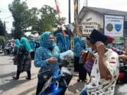 Tim Penggerak PKK Desa Selapajang Bagikan Masker Kepada Penggun Jalan dan Masyarakat