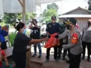 Kapolresta Tangerang Bagikan Hasil Panen Jagung Manis ke Warga