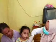 Puskesmas Cikuya Bantu Pengobatan Gadis Cilik Yang Mengidap Pembengkakan Perut Di Desa Solear