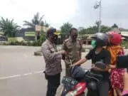 Ops Pendisiplinan Protkes, Polsek Cipocok Jaya Bagikan Puluhan Masker Gratis