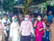 Ratna-Suwarti Yakin Mendulang Suara di Desa Kosgoro Ratna-Suwarti Yakin Mendulang Suara di Desa Kosgoro