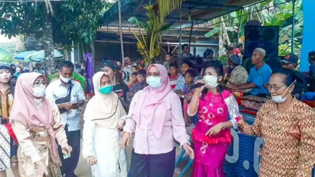 Ratna-Suwarti Yakin Mendulang Suara di Desa Kosgoro Ratna-Suwarti Yakin Mendulang Suara di Desa Kosgoro