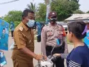Polsek Tigaraksa Bersama Tim Penggerak PKK Desa Jambe Bagikan Masker Kepada Pengguna Jalan Polsek Tigaraksa Bersama Tim Penggerak PKK Desa Jambe Bagikan Masker Kepada Pengguna Jalan