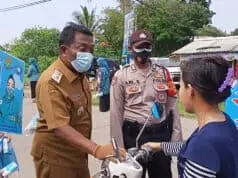 Polsek Tigaraksa Bersama Tim Penggerak PKK Desa Jambe Bagikan Masker Kepada Pengguna Jalan Polsek Tigaraksa Bersama Tim Penggerak PKK Desa Jambe Bagikan Masker Kepada Pengguna Jalan