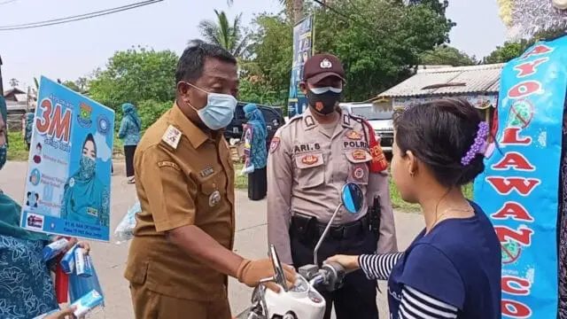Polsek Tigaraksa Bersama Tim Penggerak PKK Desa Jambe Bagikan Masker Kepada Pengguna Jalan Polsek Tigaraksa Bersama Tim Penggerak PKK Desa Jambe Bagikan Masker Kepada Pengguna Jalan