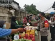 Bagikan Masker di Pasar Cikupa, Kapolresta Tangerang Ingatkan Pakai Masker dengan Benar Bagikan Masker di Pasar Cikupa, Kapolresta Tangerang Ingatkan Pakai Masker dengan Benar