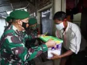 Penuh Rasa Haru, Ibu Rusminah Terima Bantuan TNI Penuh Rasa Haru, Ibu Rusminah Terima Bantuan TNI