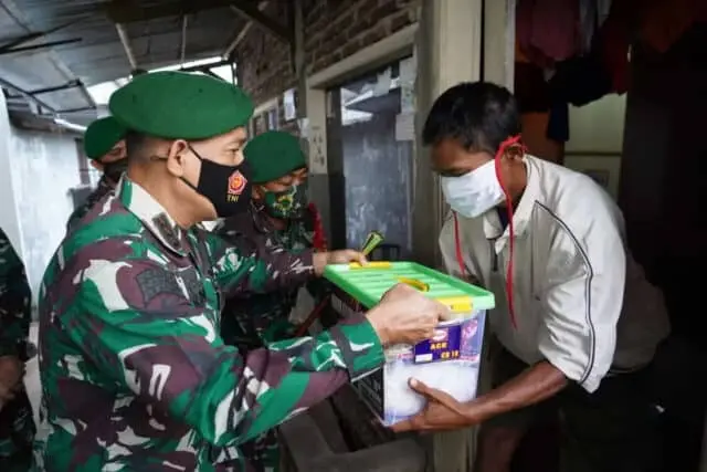 Penuh Rasa Haru, Ibu Rusminah Terima Bantuan TNI Penuh Rasa Haru, Ibu Rusminah Terima Bantuan TNI