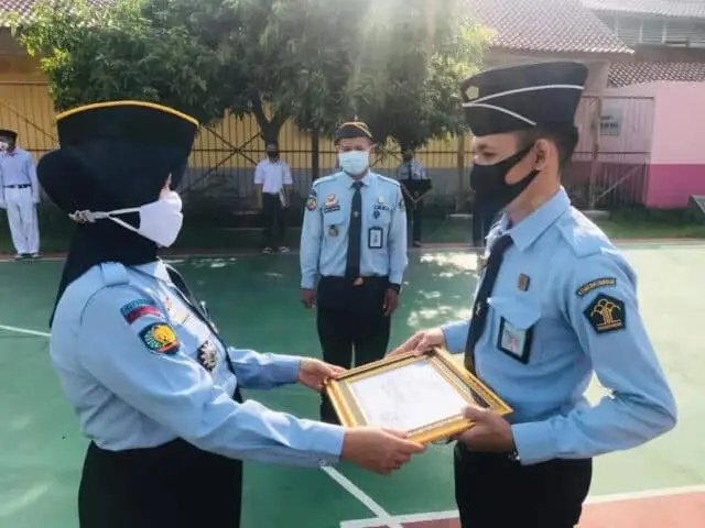 LPKA I Tangerang Berikan Penghargaan Terhadap Pegawai Teladan LPKA I Tangerang Berikan Penghargaan Terhadap Pegawai Teladan