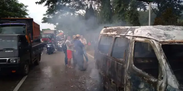 Sempat kabur, Polisi Berhasil Amankan Pengendara Motor dan Supir Mobil Angkot Bitung-Jatake Sempat kabur, Polisi Berhasil Amankan Pengendara Motor dan Supir Mobil Angkot Bitung-Jatake