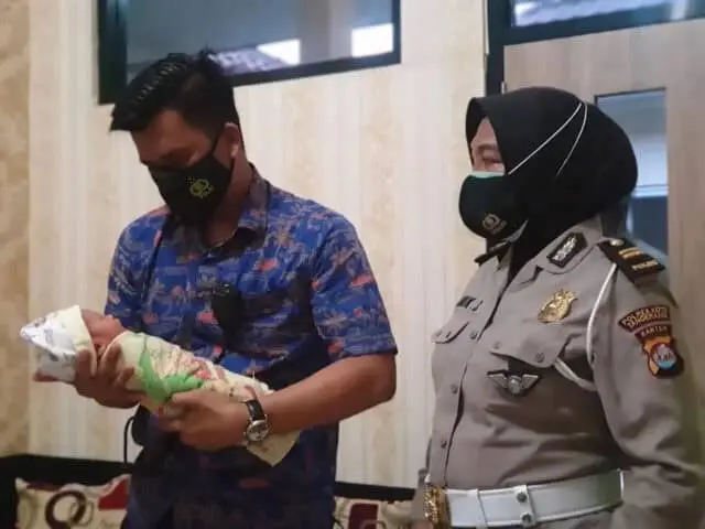 Satlantas Polresta Tangerang Bantu Tali Asih Bayi yang Ditemukan di TPU Satlantas Polresta Tangerang Bantu Tali Asih Bayi yang Ditemukan di TPU