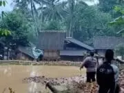 Hujan Deras di Cibeber akibatkan tebing longsor dan rendam rumah warga