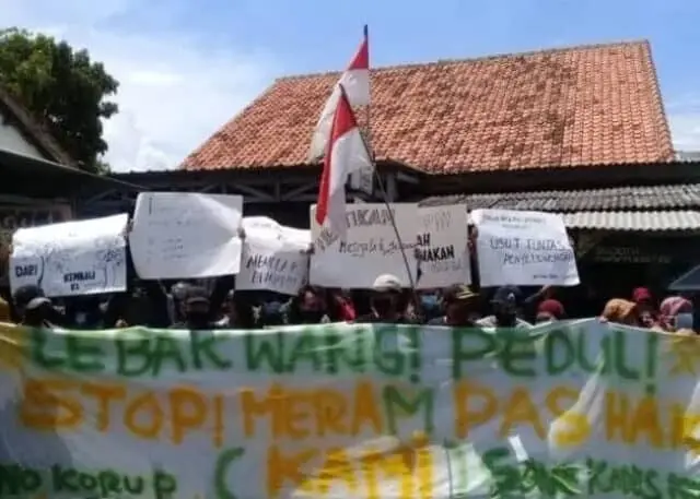 Ratusan Warga Tuntut Kejelasan Aparatur Desa Lebak Wangi Ratusan Warga Tuntut Kejelasan Aparatur Desa Lebak Wangi