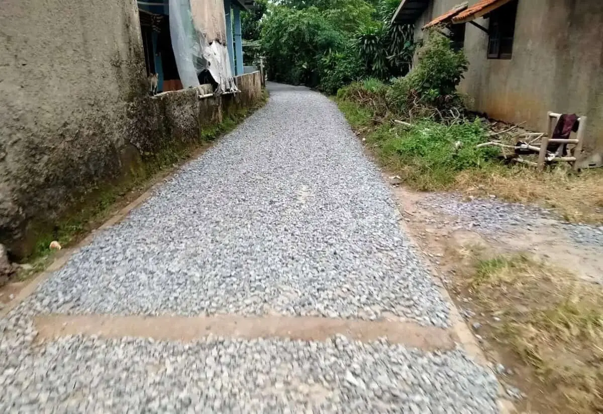 Diduga Asal-Asalan, Proyek Peningkatan Jalan Hotmix Kampung Situ Dangdang, Diprotes Warga